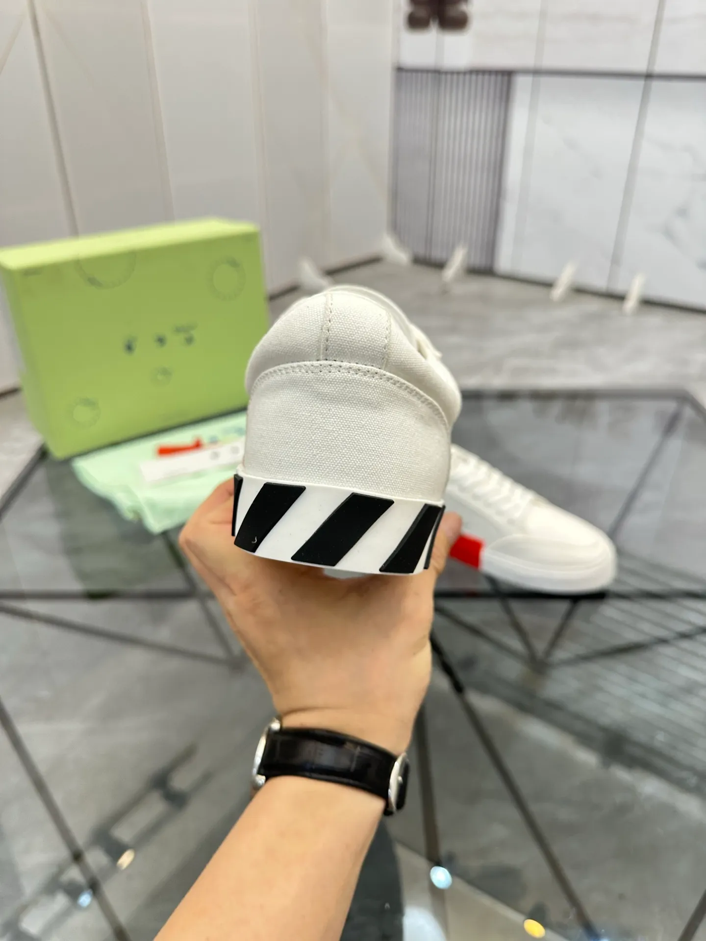 Selling men's shoes 💰: 💰P440¥ Product trademark: OFF WHITE *"OFF WHITE*" low-top casual shoes Regular size: 35-45 (can be customized to 46) Couple style Product materials: original material from the upper counter, breathable lining, original outsole. No.: H203